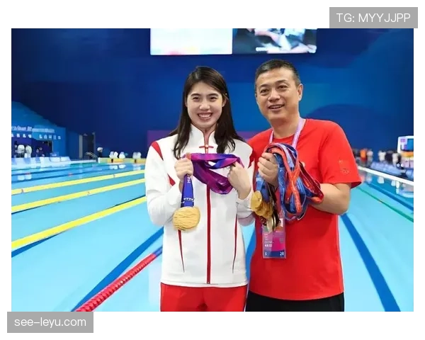 张雨霏训练完顺手买包，教练说她刷卡比划水还快