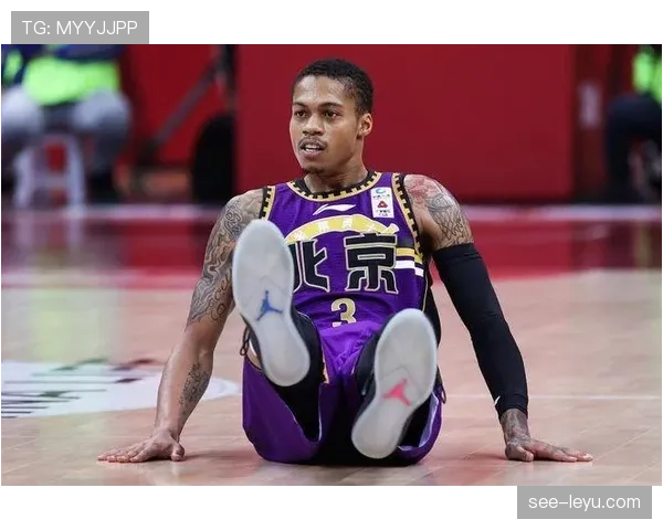 杨千霖这日常跟赛场两副脸，看他穿西装我差点没认出来